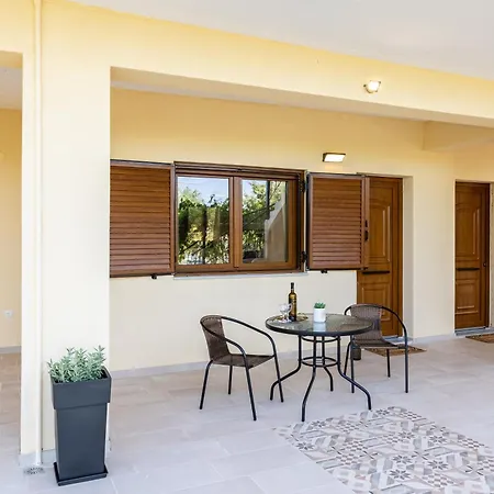 Nelly's Place Garden House 1