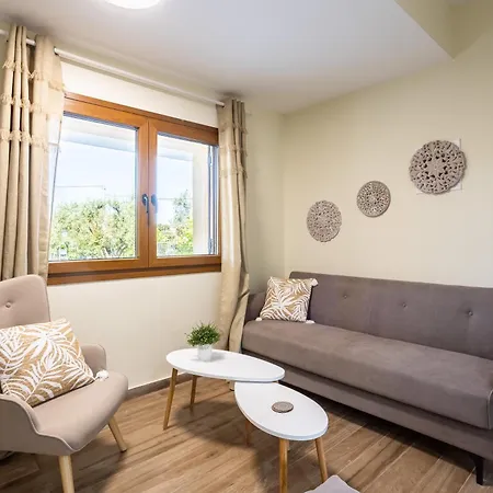 Nelly's Place Garden House 1 *