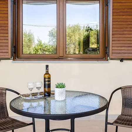 Nelly's Place Garden House 1 Апартаменты